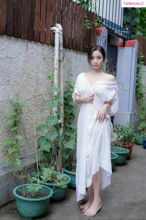   [XiuRen]高清写真图 2025.07.31 No.10603 楠芝 白色长袍第8张图片